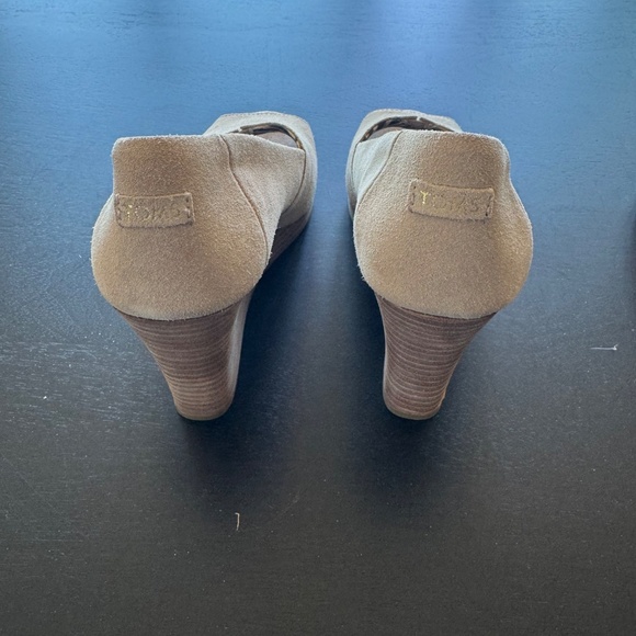 Tom's Suede wedge peephole toe beige shoes size 8 - Picture 3 of 6